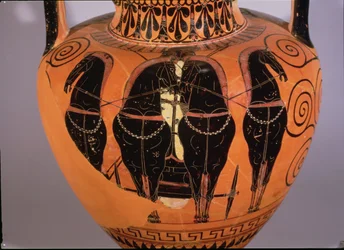 Schwarzfigurige Amphore, die eine Quadriga darstellt